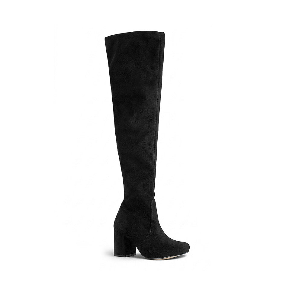 Vista diagonal de botas negras altas con tacón medio 8cm y cierre lateral para dama 