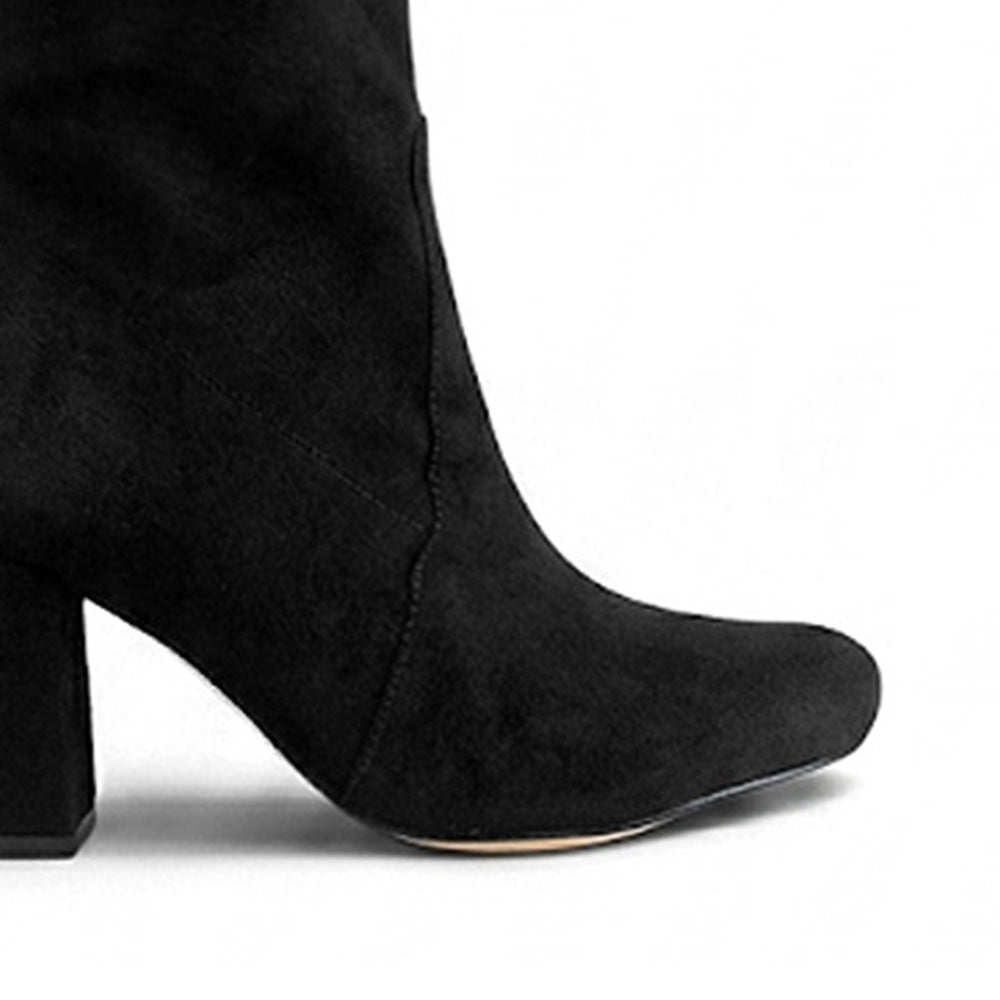 Detalle del material durazno/licra en las botas negras altas con tacón medio 8 cm y cierre lateral para dama 