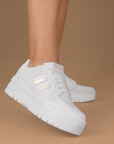 Tenis blancos de plataforma para mujer con agujetas y altura de 5cm