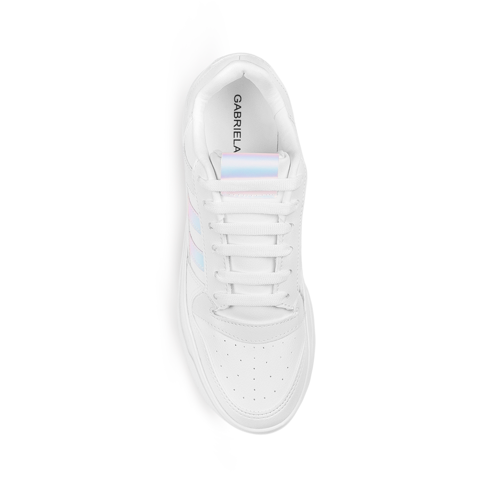 Vista superior de tenis blanco para mujer con agujetas y perforaciones al frente 