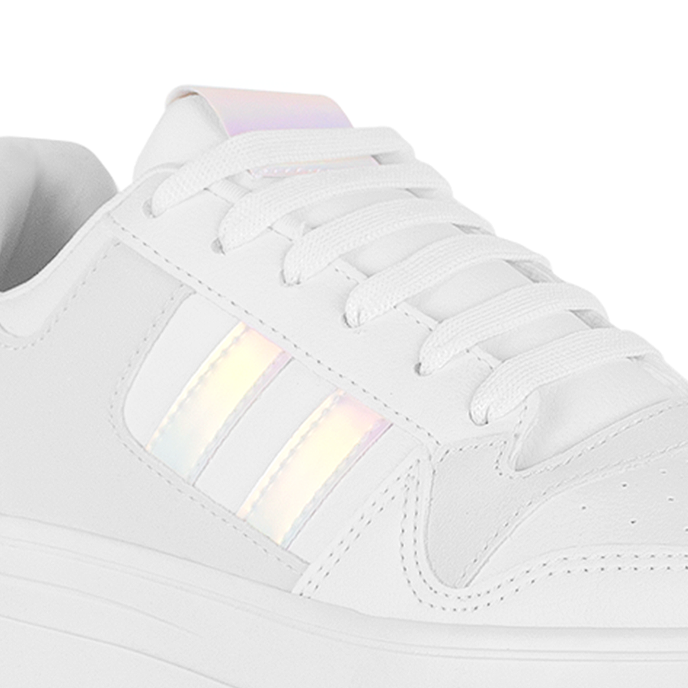 Vista a detalle de agujetas en tenis blanco para mujer con plataforma baja de 5cm y perforaciones al frente