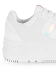 Vista de material cabra sintético en tenis blanco para mujer con ajuste de agujetas, perforaciones al frente y plataforma baja de 5cm