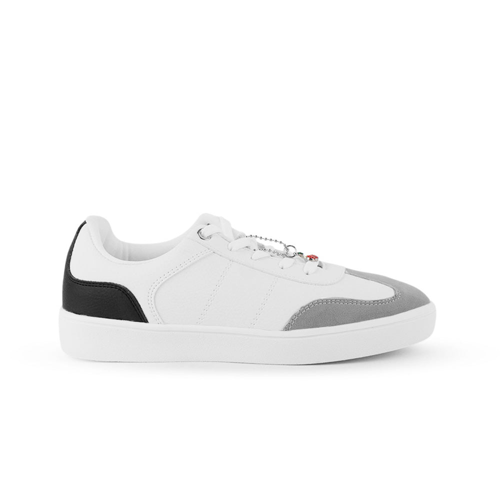 Vista lateral de tenis blanco con negro  para mujer de punta redonda con agujetas y adorno colgante, suela baja