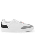 Vista lateral de tenis blanco con negro  para mujer de punta redonda con agujetas y adorno colgante, suela baja