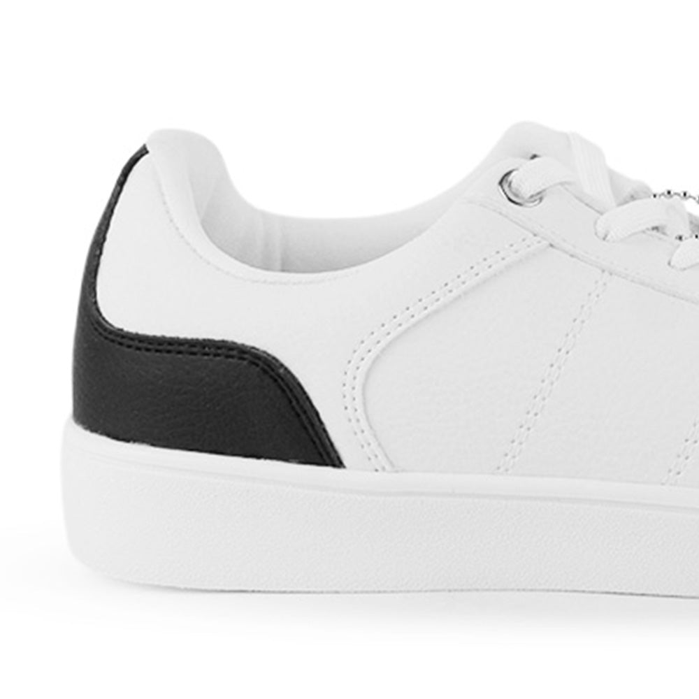 Vista trasera de suela baja en tenis blanco con negro para mujer con ajuste de agujetas y colgante 
