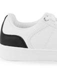 Vista trasera de suela baja en tenis blanco con negro para mujer con ajuste de agujetas y colgante 