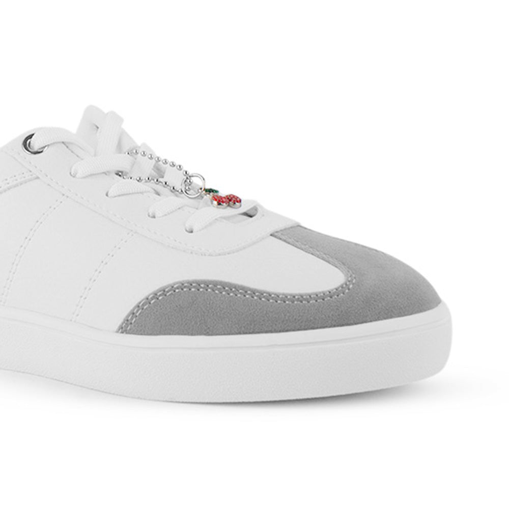 Vista de punta redonda en tenis blanco con negro para mujer con colgante en agujetas y suela baja