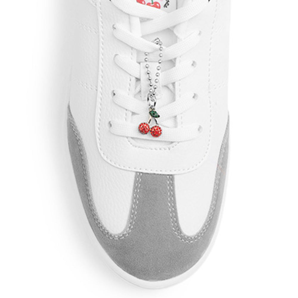 Vista de material sintético en tenis blanco con negro para mujer con punta redonda, suela baja y adorno colgante 