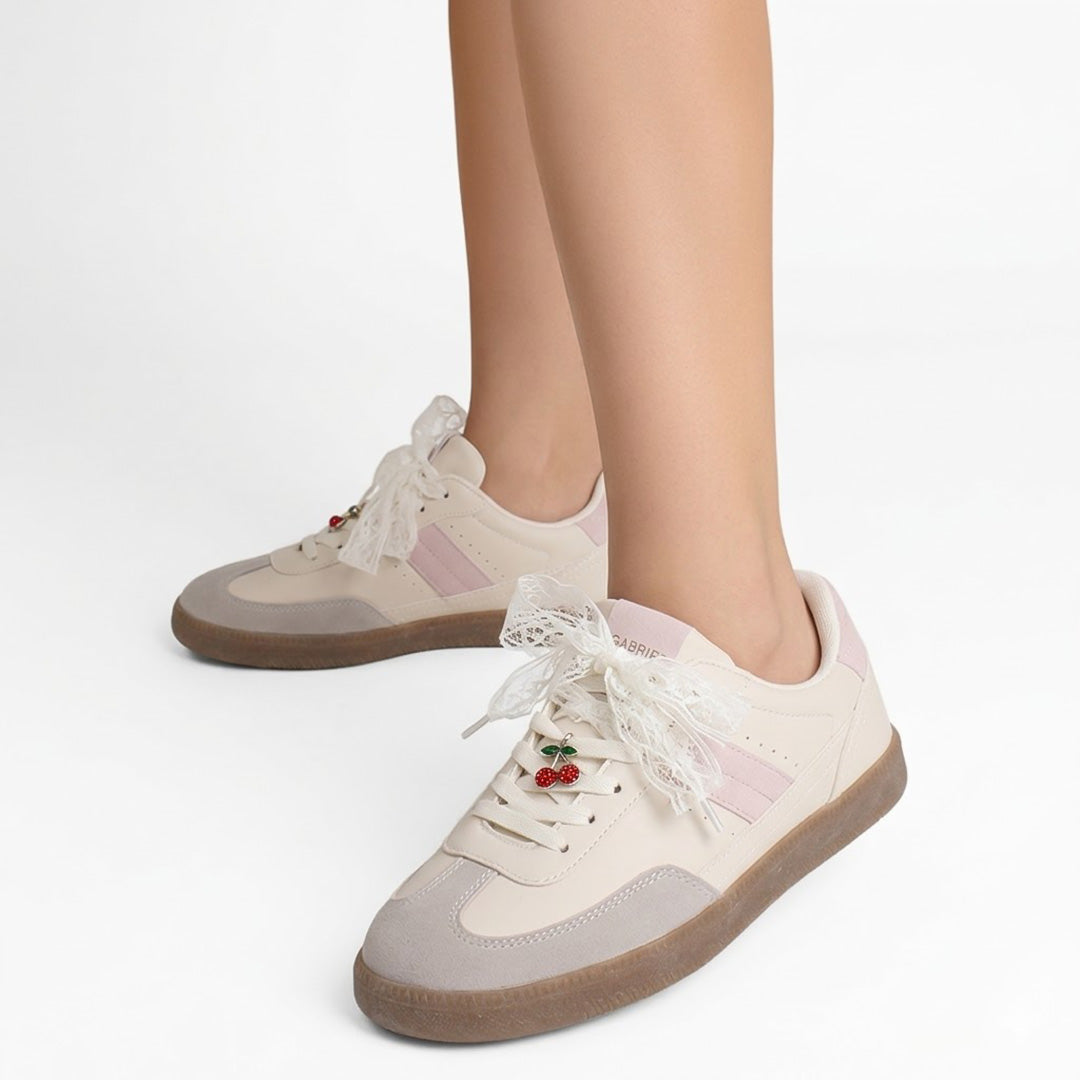 Tenis beige con rosa de punta redonda para mujer con suela baja, ajuste mediante agujetas y adorno colgante