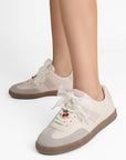 Tenis beige con rosa de punta redonda para mujer con suela baja, ajuste mediante agujetas y adorno colgante