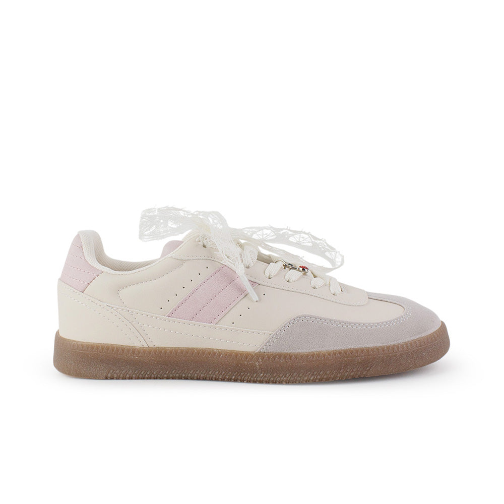 Vista lateral de tenis beige con rosa para mujer de punta redonda con agujetas y adorno colgante, suela baja