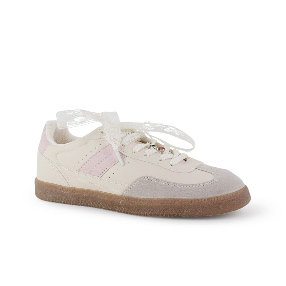 Vista diagonal de tenis beige con rosa para mujer con colgante en agujetas y suela baja de punta redonda
