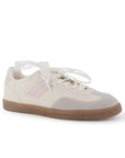 Vista diagonal de tenis beige con rosa para mujer con colgante en agujetas y suela baja de punta redonda