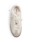 Vista superior de tenis beige con rosa de punta redonda para mujer con adorno colgante en las agujetas 