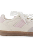Vista trasera de suela baja en tenis beige con rosa para mujer con ajuste de agujetas y colgante 