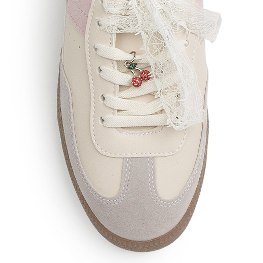 Vista de material sintético en tenis beige con rosa para mujer con punta redonda, suela baja y adorno colgante 