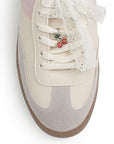 Vista de material sintético en tenis beige con rosa para mujer con punta redonda, suela baja y adorno colgante 