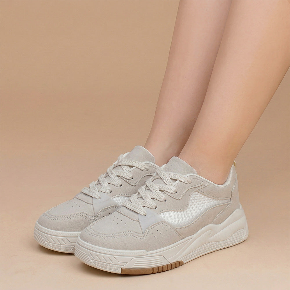 Tenis beige urbano para mujer con plataforma baja de 4cm y agujetas planas