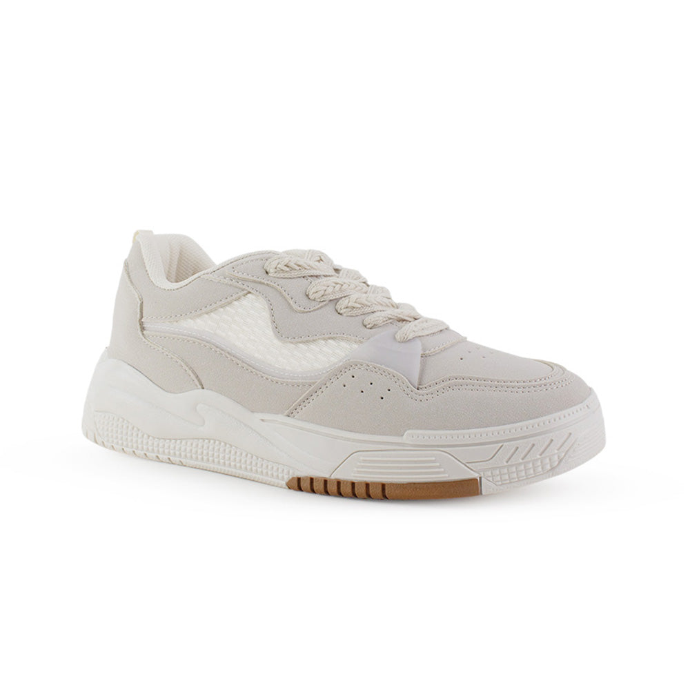 Vista diagonal de tenis beige para mujer con agujetas planas, punta redonda y plataforma baja de 4cm