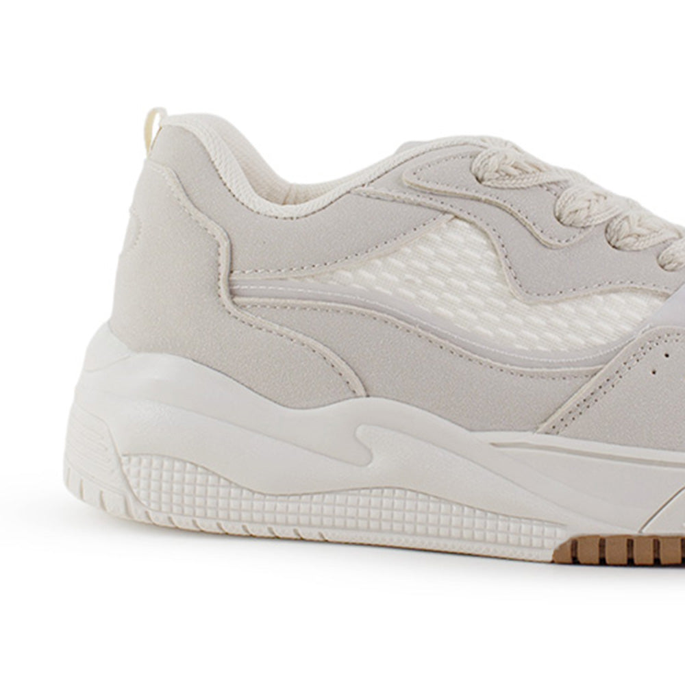Vista trasera de plataforma baja de 4cm en tenis beige para mujer con agujetas planas
