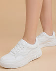 Tenis blancos urbano para mujer con plataforma baja de 4cm y agujetas planas