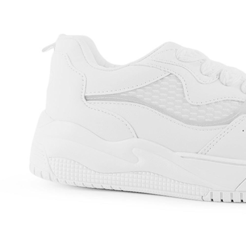Vista trasera de plataforma baja de 4cm en tenis blanco para mujer con agujetas planas