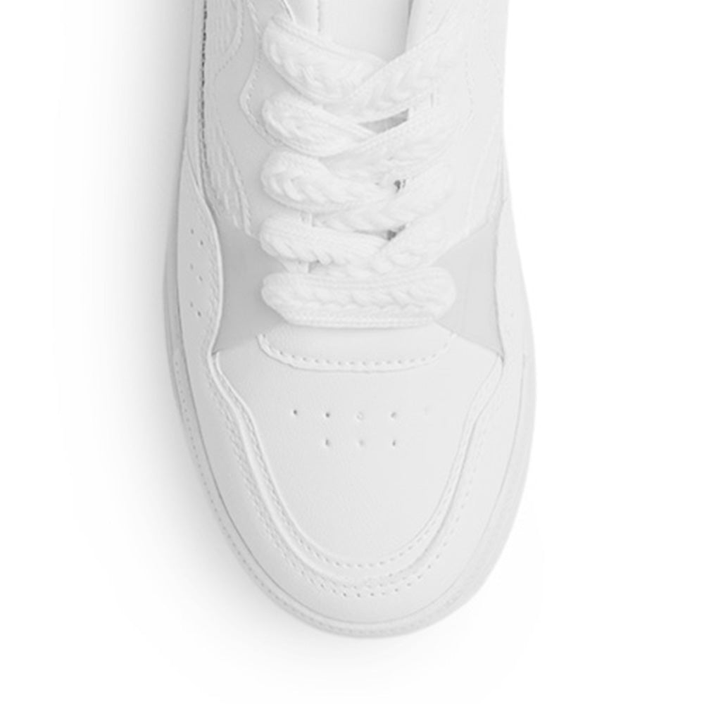 Vista de material sintético en tenis blanco para mujer con agujetas planas, punta redonda y plataforma baja de 4cm
