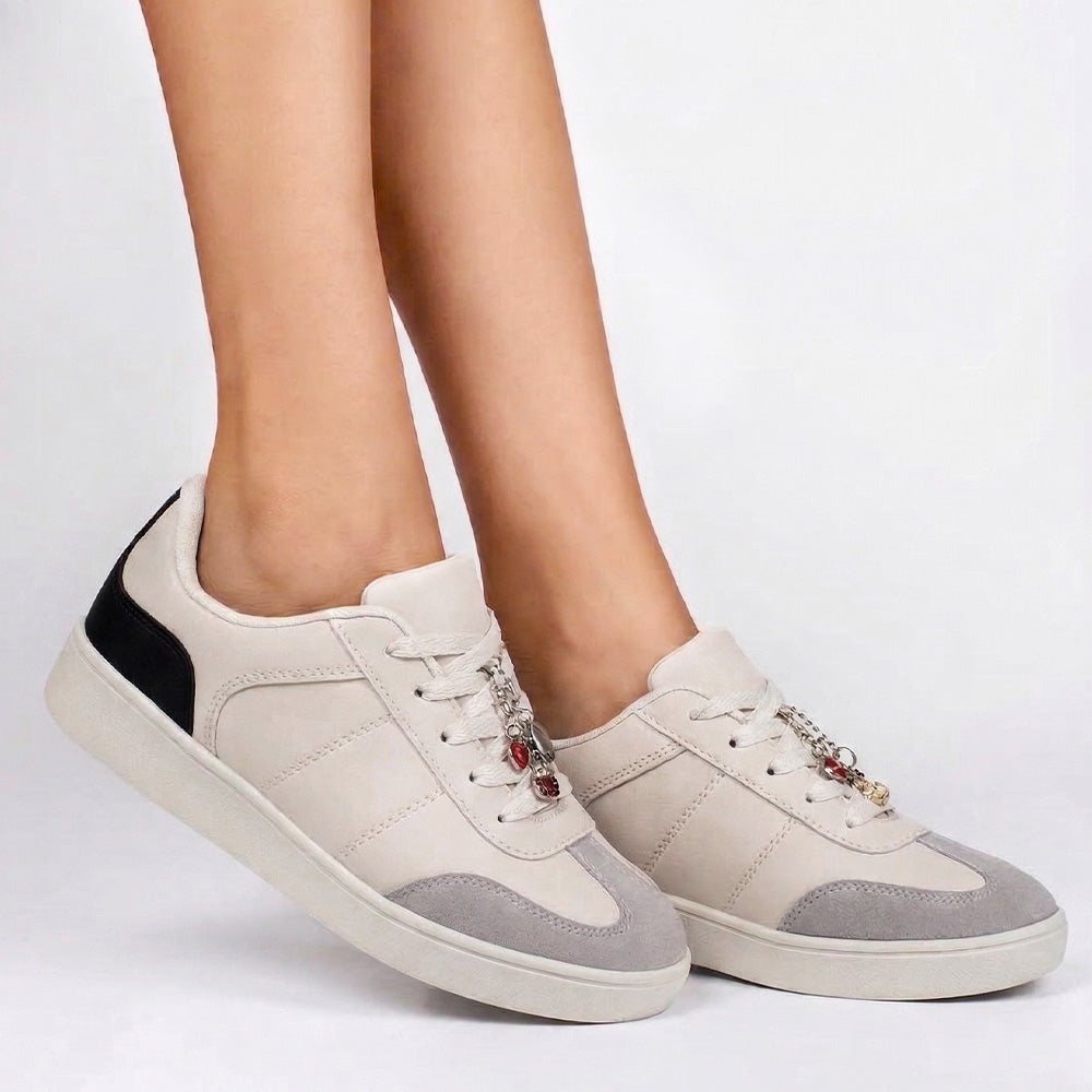 Tenis beige con negro de punta redonda para mujer con suela baja, ajuste mediante agujetas y adorno colgante