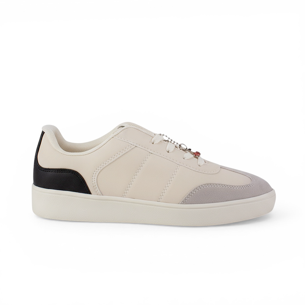 Vista lateral de tenis beige con negro para mujer de punta redonda con agujetas y adorno colgante, suela baja