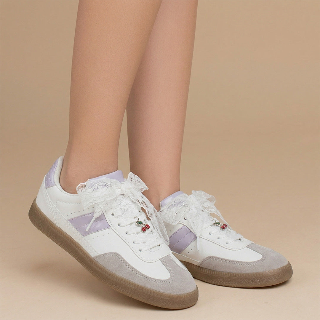 Tenis blancos con morado de punta redonda para mujer con suela baja, ajuste mediante agujetas y adorno colgante