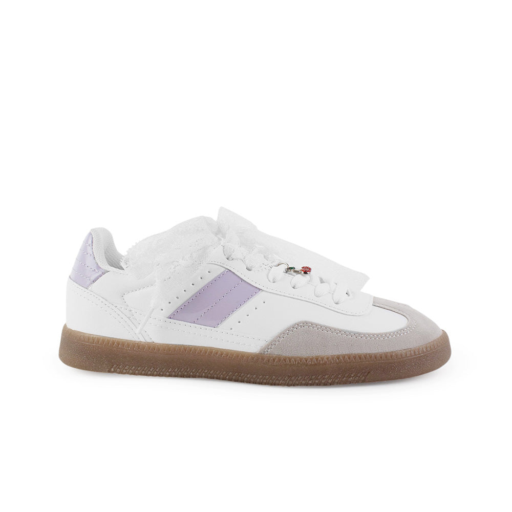 Vista lateral de tenis blanco con morado para mujer de punta redonda con agujetas y adorno colgante, suela baja