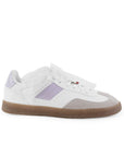 Vista lateral de tenis blanco con morado para mujer de punta redonda con agujetas y adorno colgante, suela baja