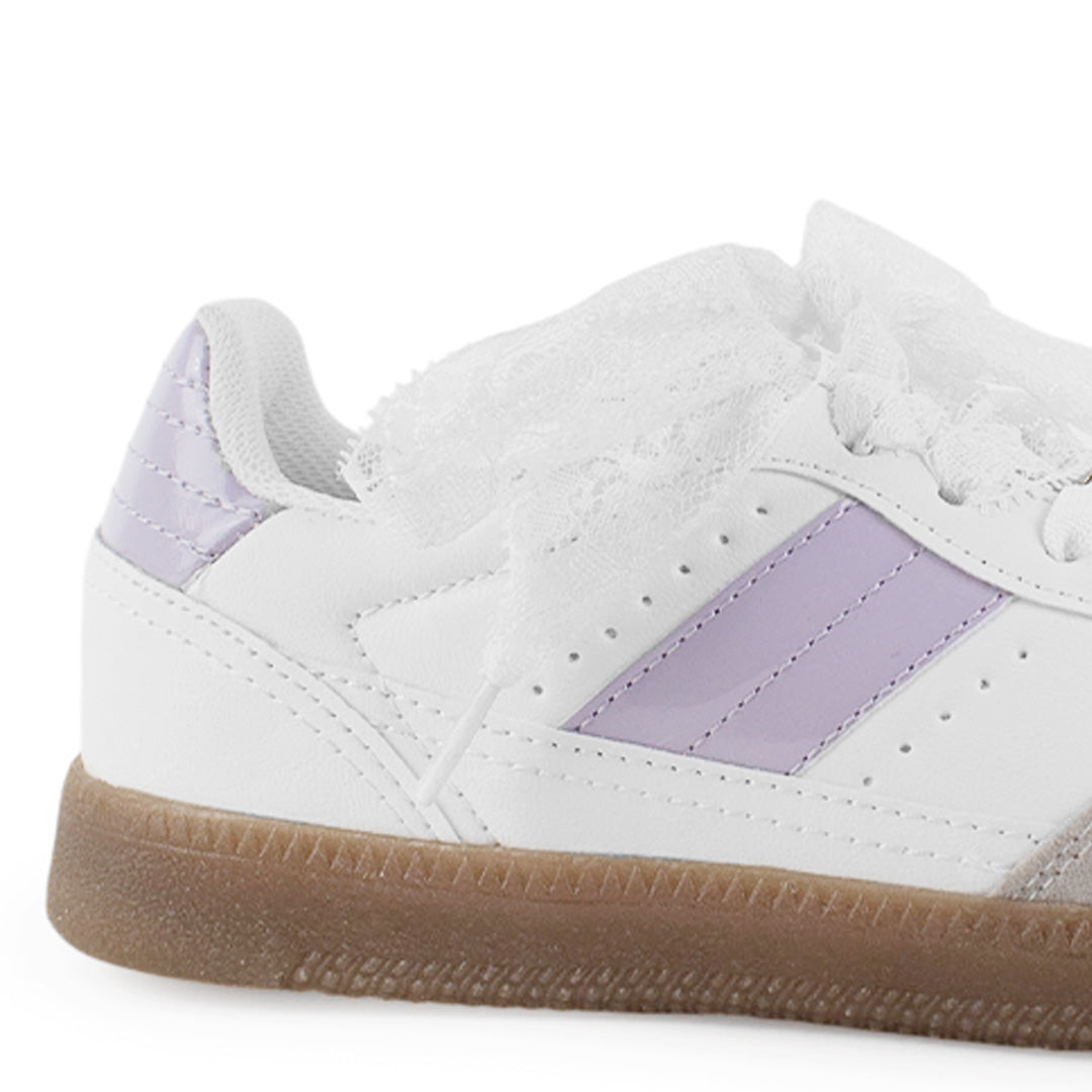 Vista trasera de suela baja en tenis blanco con morado para mujer con ajuste de agujetas y colgante 