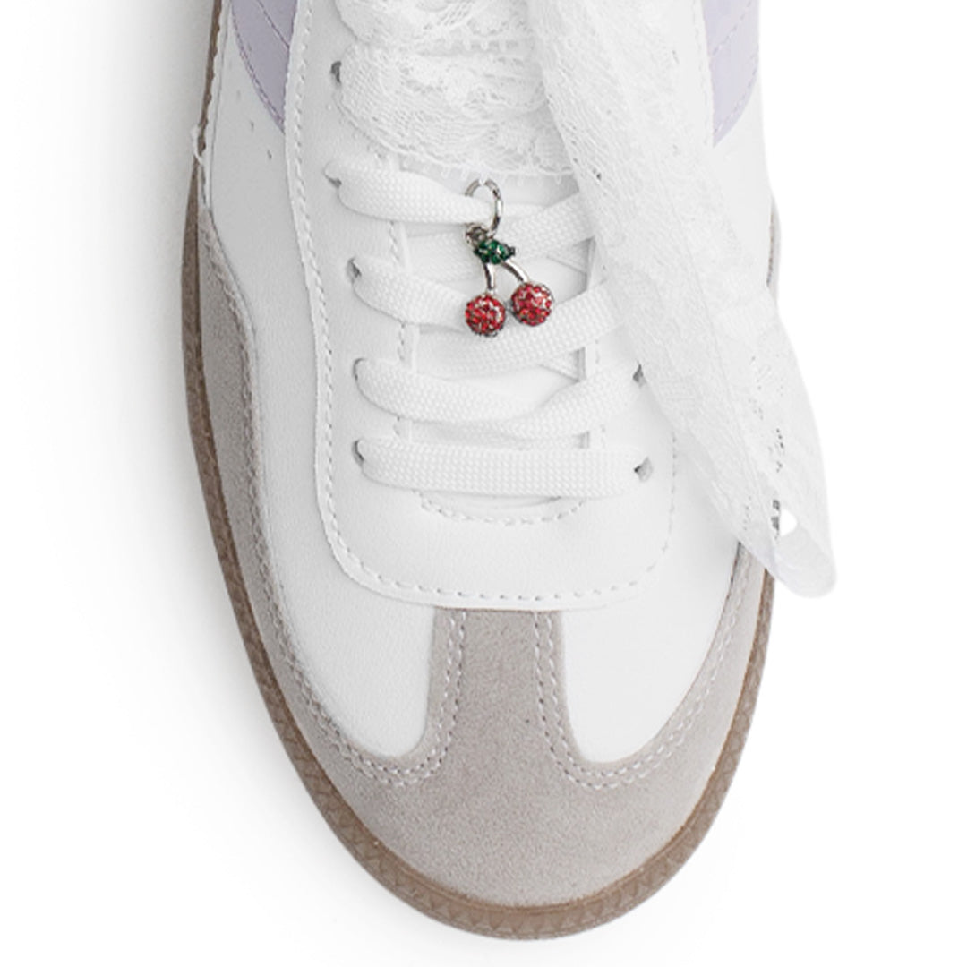 Vista de material sintético en tenis blanco con morado para mujer con punta redonda, suela baja y adorno colgante 