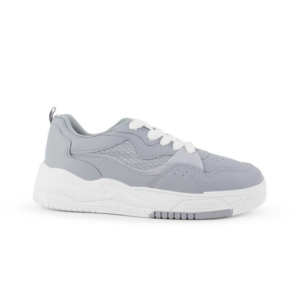 Vista lateral de tenis gris para mujer con agujetas planas y plataforma baja de 4cm