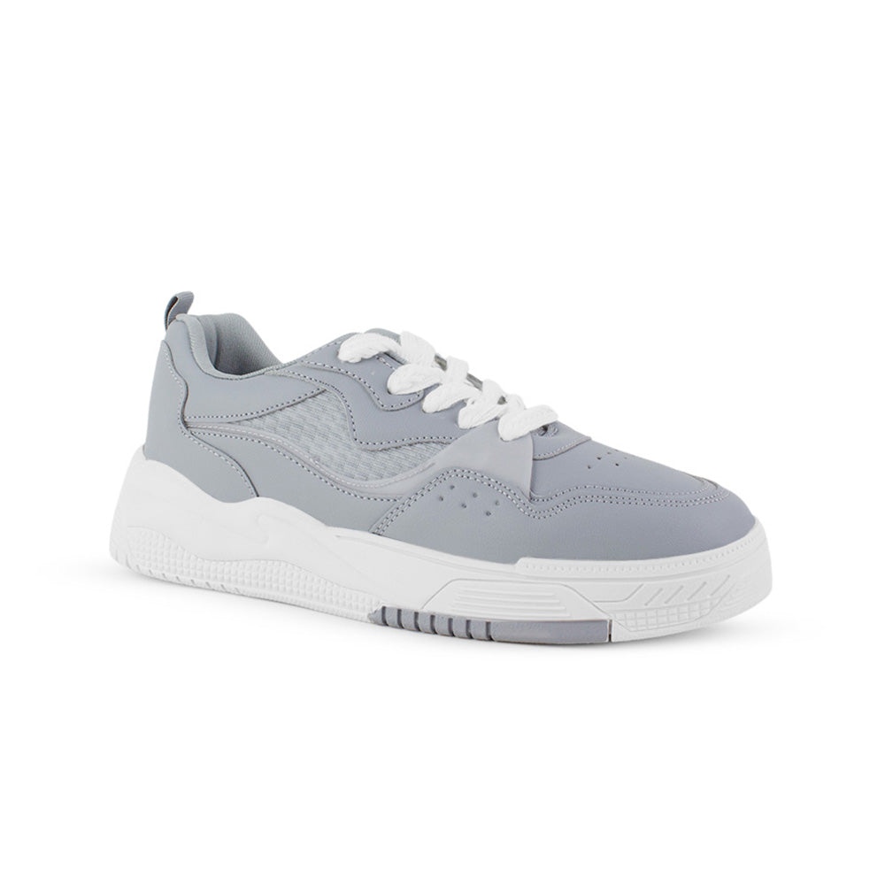Vista diagonal de tenis gris para mujer con agujetas planas, punta redonda y plataforma baja de 4cm