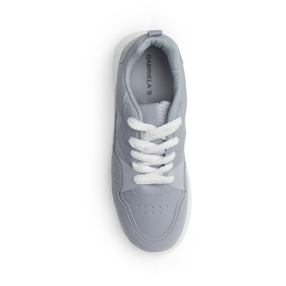 Vista superior de tenis gris para mujer con agujetas planas con punta redonda