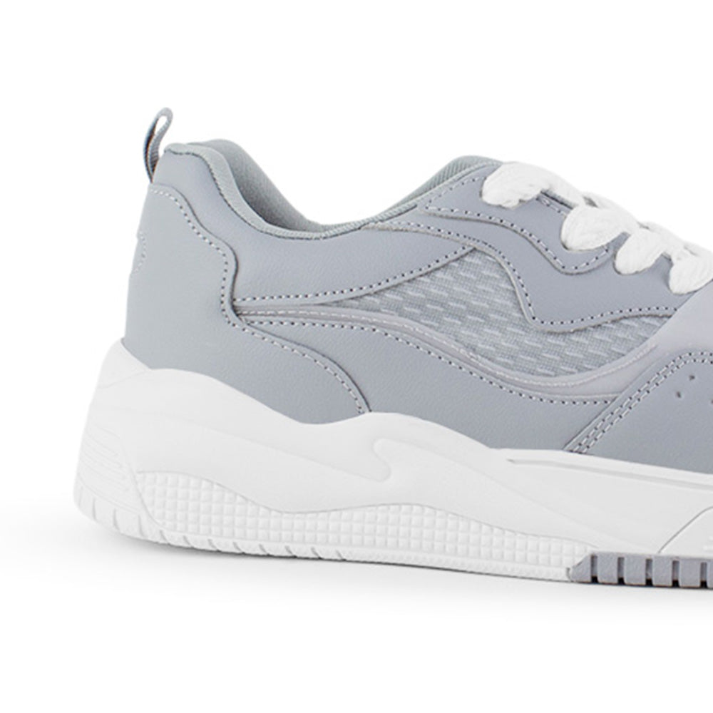 Vista trasera de plataforma baja de 4cm en tenis gris para mujer con agujetas planas