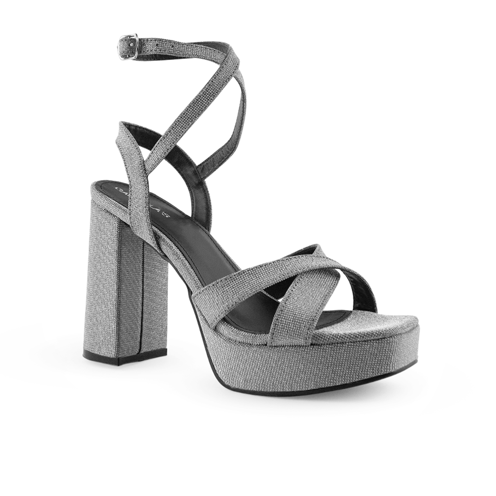 vista diagonal de zapatillas para dama plata con tacón alto 11 cm y tiras cruzadas al frente