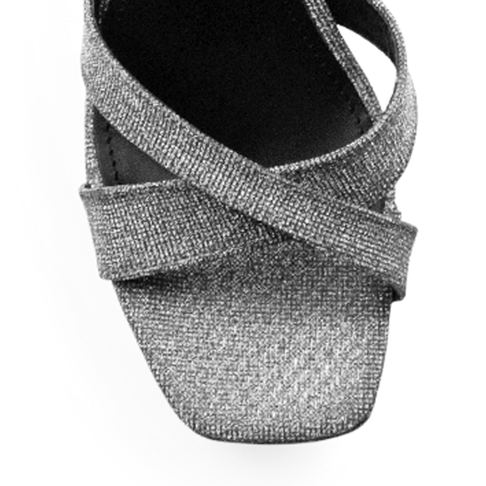 detalle del material sintético en zapatillas plata para dama de plataforma con tiras cruzadas y tacón alto 11cm 