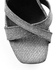 detalle del material sintético en zapatillas plata para dama de plataforma con tiras cruzadas y tacón alto 11cm 