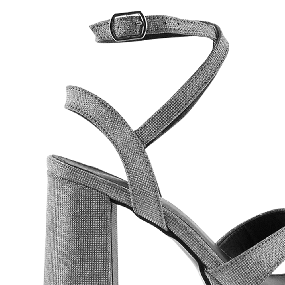 vista del detalle en tiras cruzadas con correa ajustable de las zapatillas plata para dama con tacón alto 11cm y plataforma 