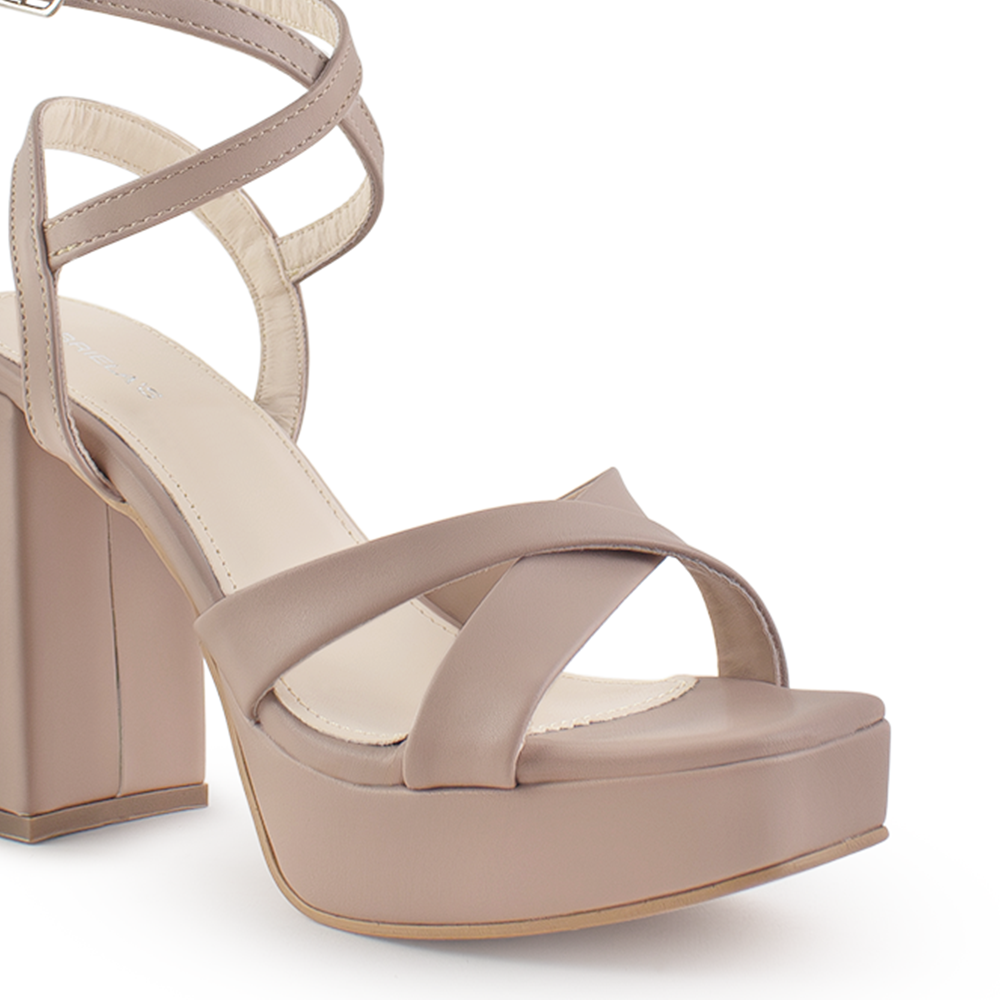 detalle del material cabra sintético en zapatillas maquillaje para dama de plataforma con tiras cruzadas y tacón alto 11cm 