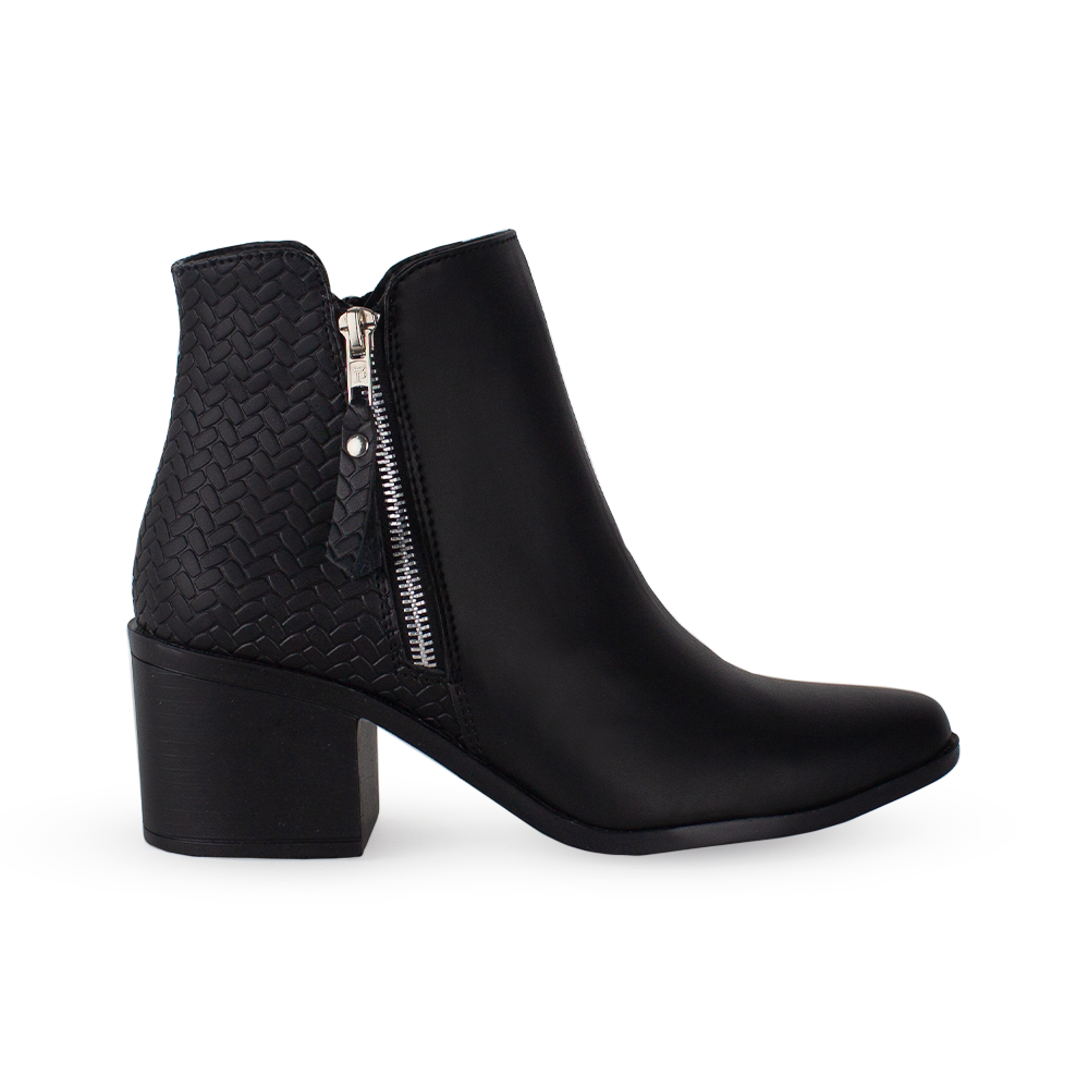 Vista lateral del botín negro con tacón cuadrado 6cm cierre decorativo para dama 