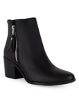 Vista diagonal del botín negro con punta estilizada tacón cuadrado tamaño bajo y cierre decorativo para dama 