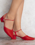 Zapatillas rojas para mujer con punta fina correa ajustable y tacón cuadrado bajo de 5cm