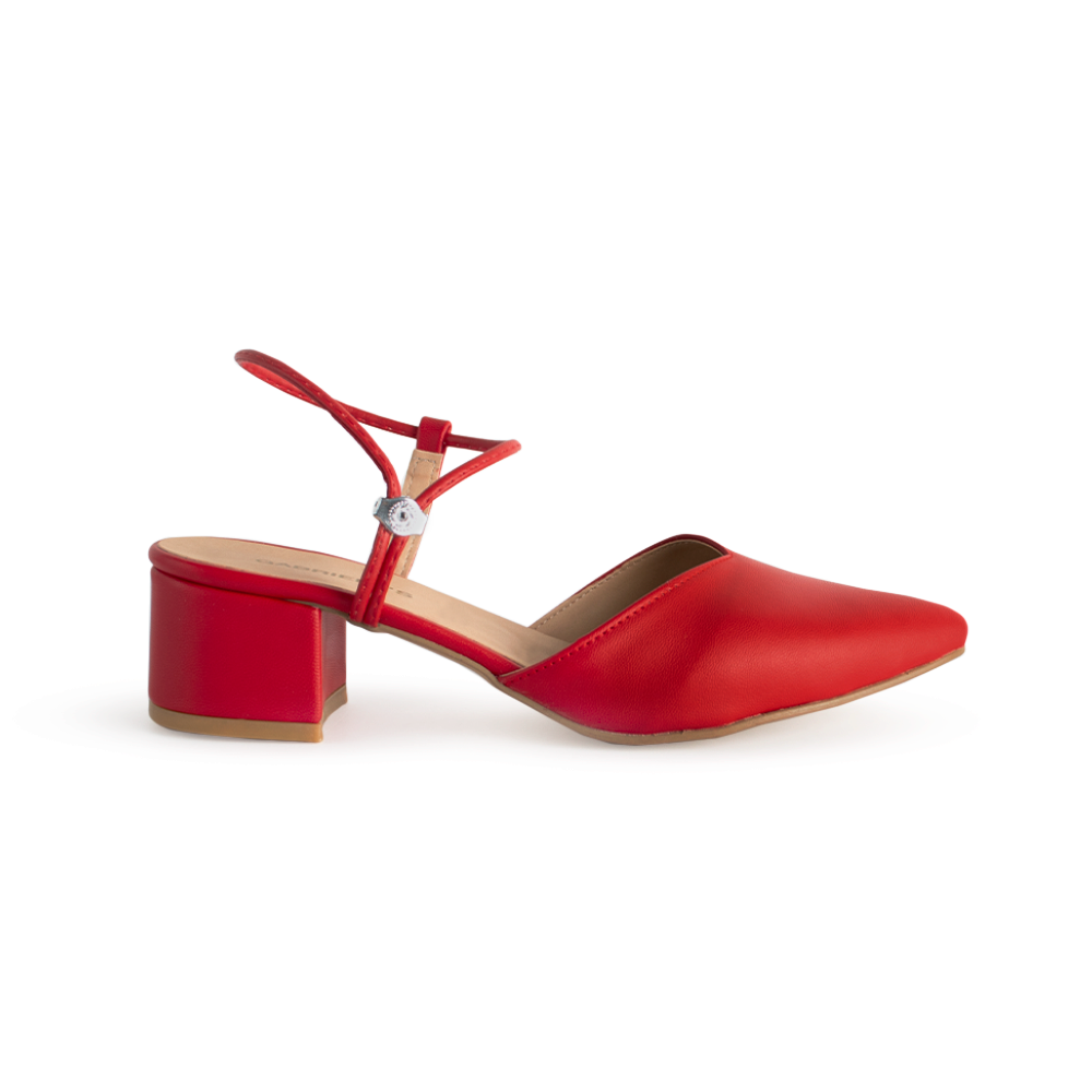 Vista lateral de zapatilla roja para mujer con punta cerrada correa ajustable y tacón bajo de 5cm
