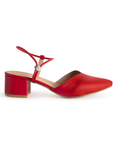 Vista lateral de zapatilla roja para mujer con punta cerrada correa ajustable y tacón bajo de 5cm