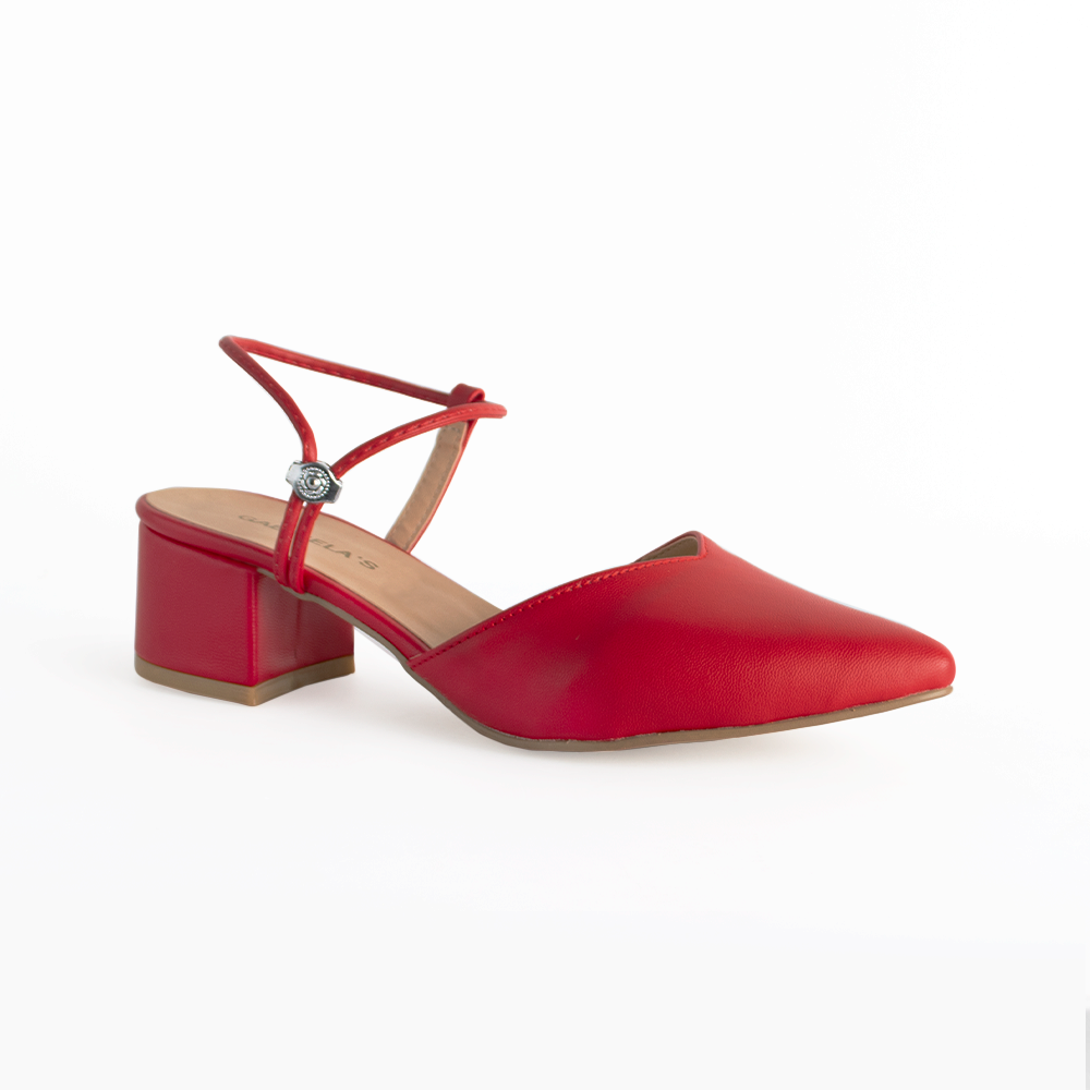 Vista diagonal de zapatilla roja para mujer con correa ajustable y tacón cuadrado bajo de 5cm