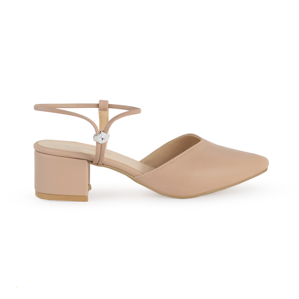 Vista lateral de zapatilla maquillaje para mujer con punta cerrada correa ajustable y tacón bajo de 5cm